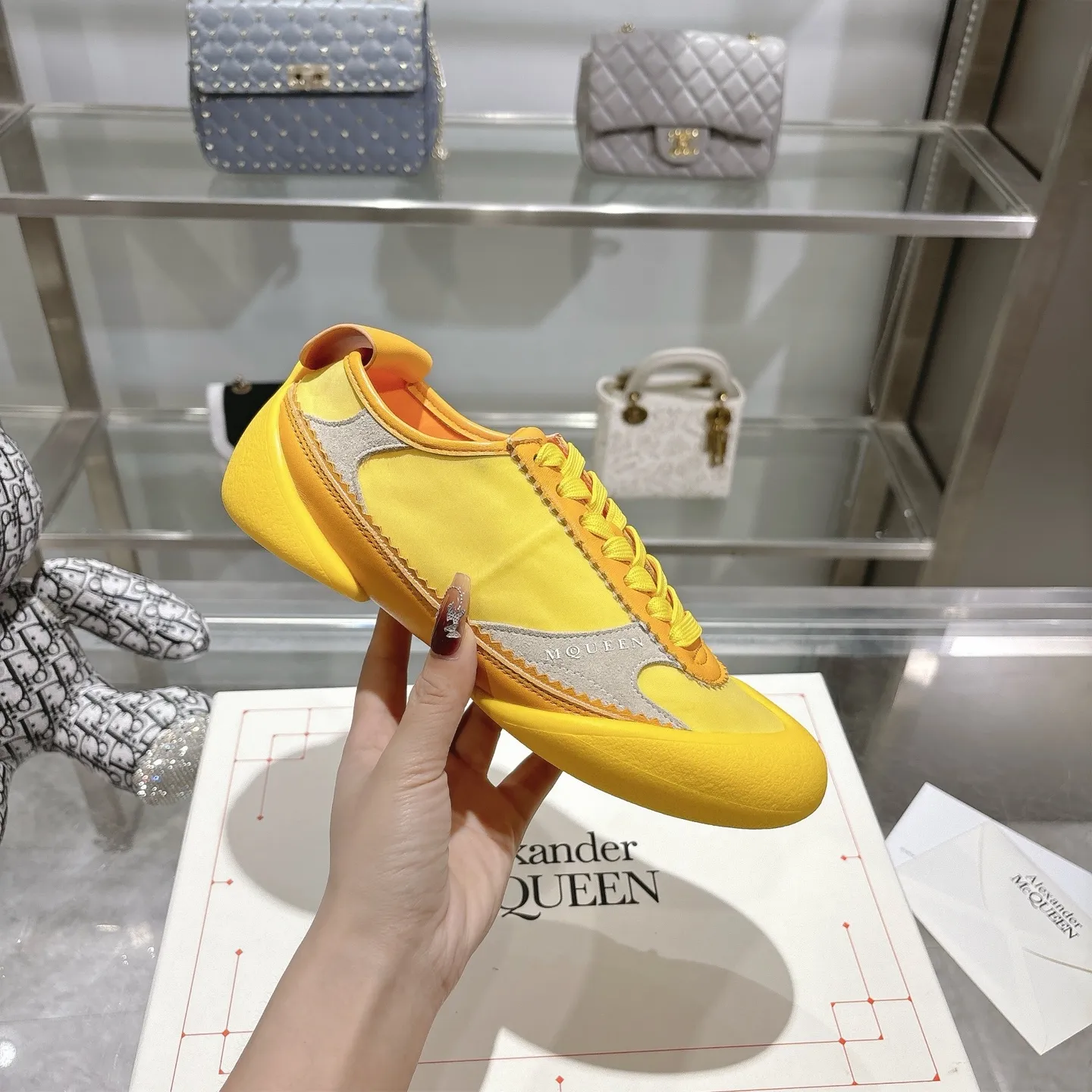 👟👟Ex-factory price 580👟👟 Men's size +10 2025 McQueen's new AIexanderMcQUEEN✅ The original quality has been certified! The original version is reproduced 1:1, and the latest products are available at the latest counters simultaneously. • McQueen logo • Round toe box • Lightweight segmented sole design, made of imported stretch breathable fabric + grained cowhide, soft inner lining and insole, comfortable for walking and not stuffy on the feet. Five colors: black and white • white • apricot • black brown • yellow Fabric: grained cowhide + stretch fabric + cow suede Insole: imported sheepskin Women’s model: 35–40 (40 for women is non-refundable) Men’s model: 40-45 (45 for men is non-refundable) Women’s model: (men’s model +10)